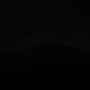 暗闇に見える遠くの山