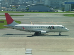 J-AIR　エンブラエル　JA215J到着