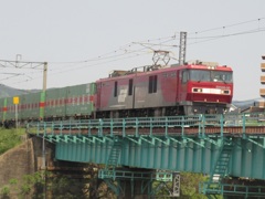 橋梁を渡るEH500の貨物です。