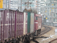 後ろから見た貨物列車の先頭部分