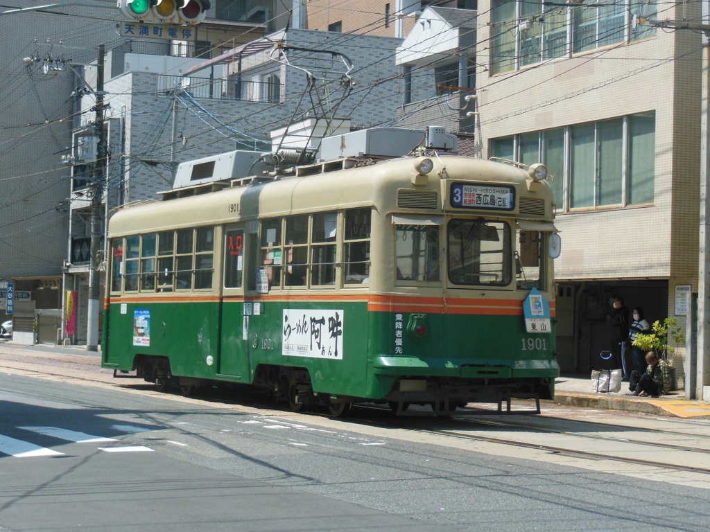 広島市内を走る広島市電　⑪