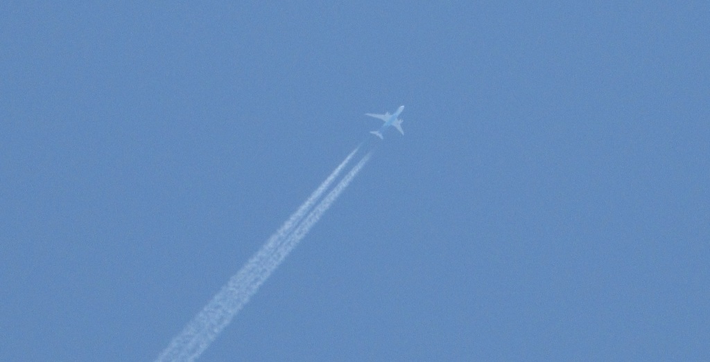 飛行機雲と双発機