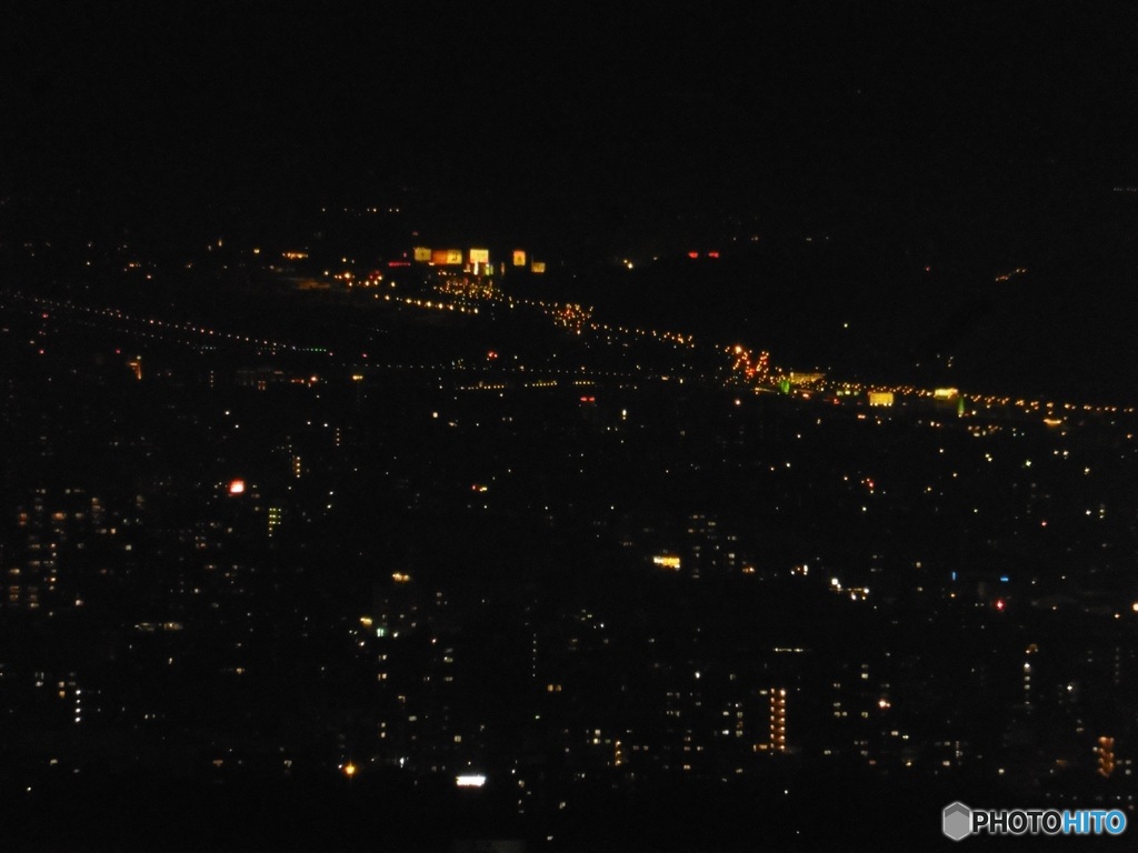 山頂から見た夜の福岡空港②