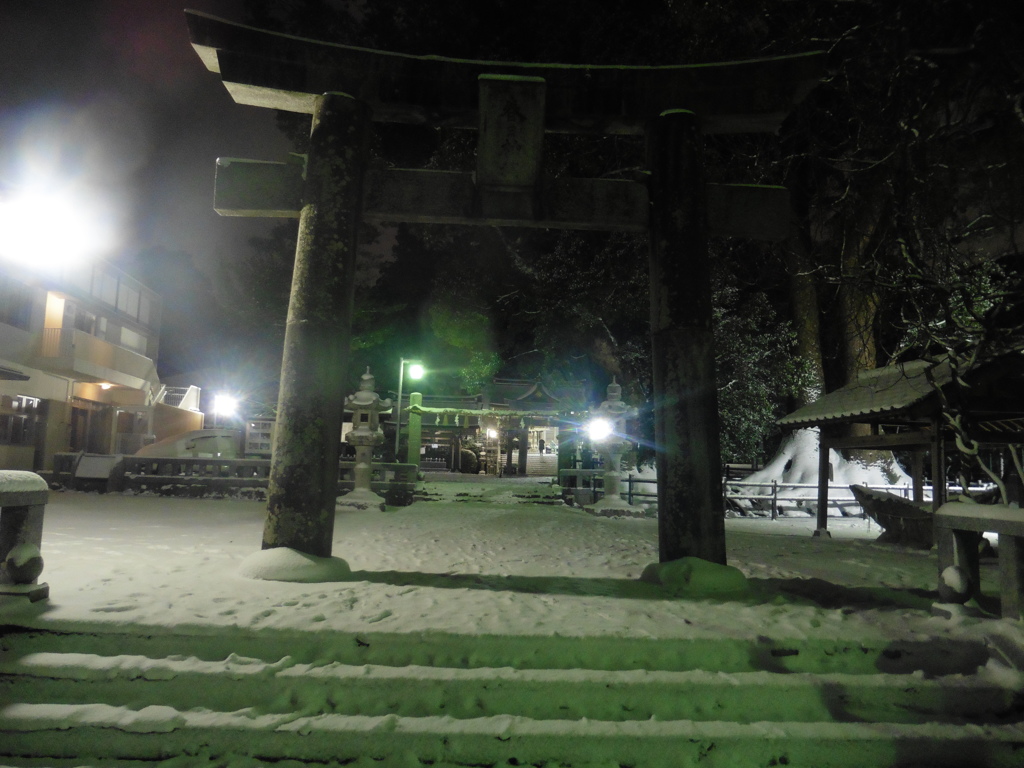 神社の境内に降り積もった雪