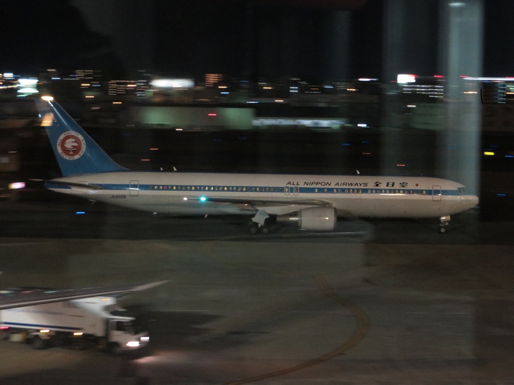 福岡空港に到着したモヒカンジェット①