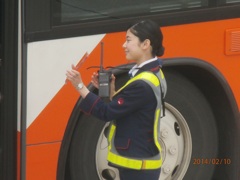 かわいい素振りを見せるスタッフ