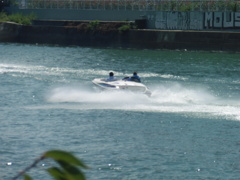 水上バイクを楽しむ若者④