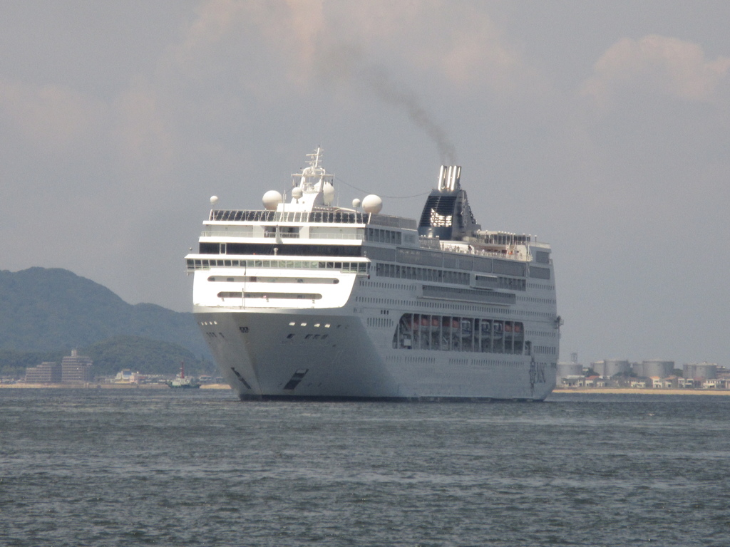 昨日の博多港にて　MSC RILICA入港①