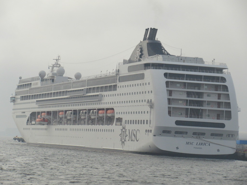 博多港に寄港したMSC LIRICA①