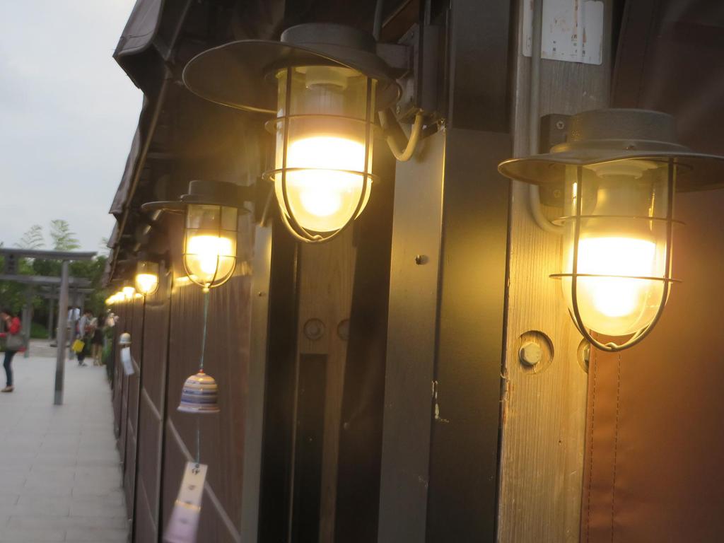 博多シティ屋上の風鈴とランプ
