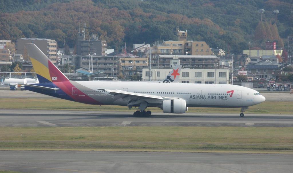 アシアナ　B777-200　到着