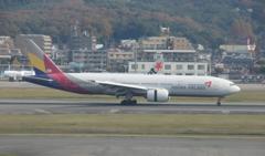 アシアナ　B777-200　到着