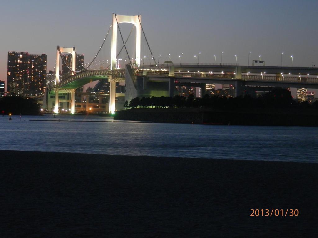 お台場から眺めるレインボーブリッジの夜景