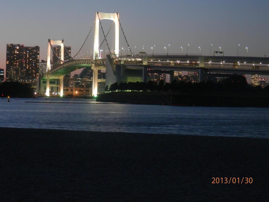 お台場から眺めるレインボーブリッジの夜景