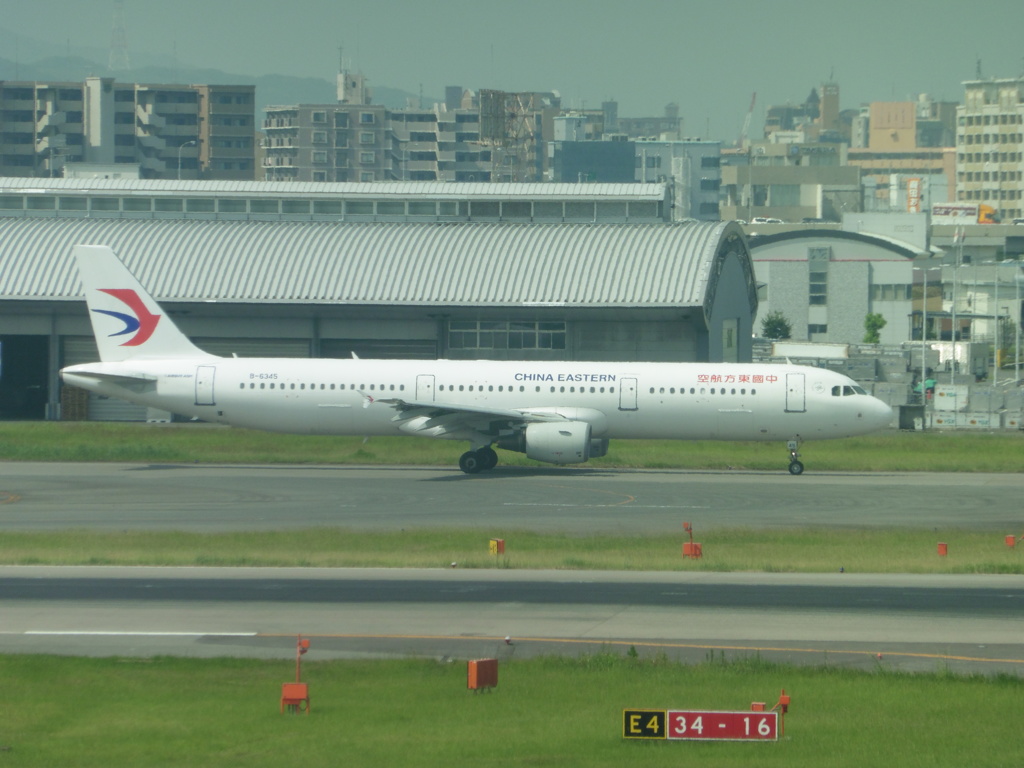 中国東方航空　A321　B-6345出発