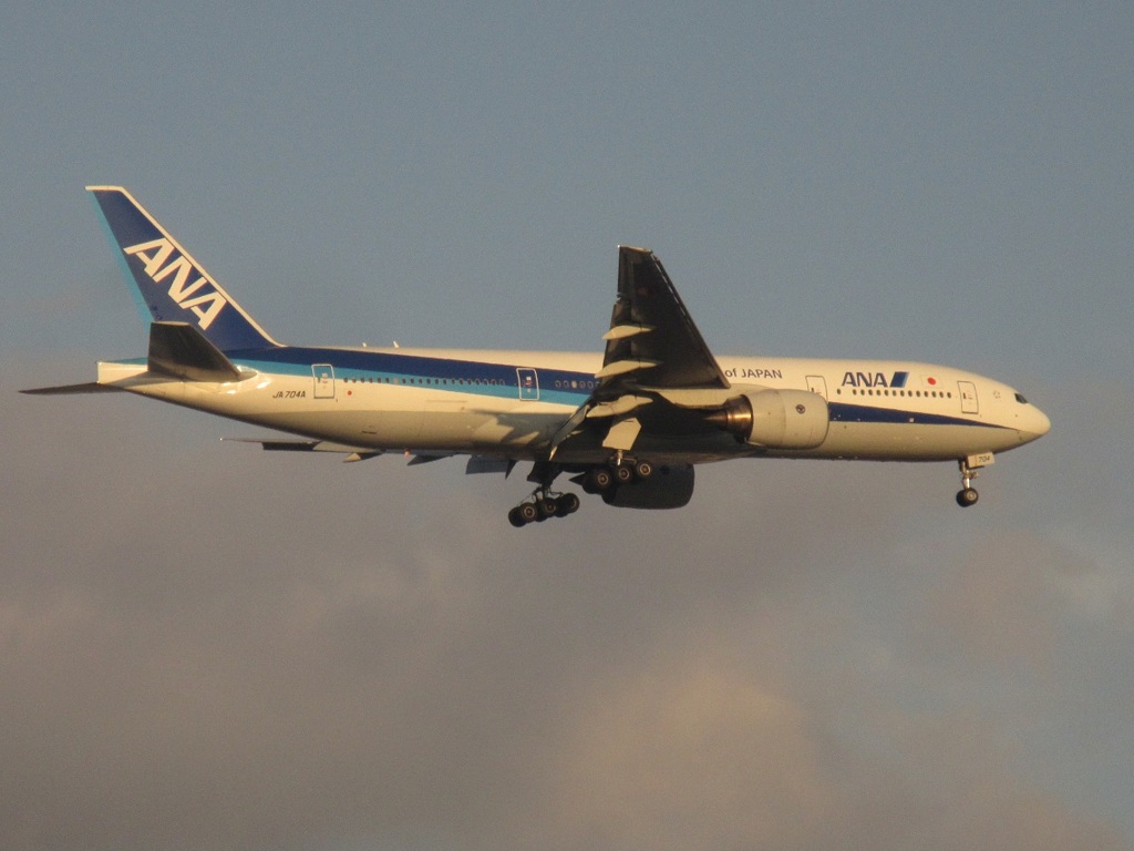 ランディング　ANA  777-200　JA704A