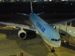 KOREAN　B777-200到着
