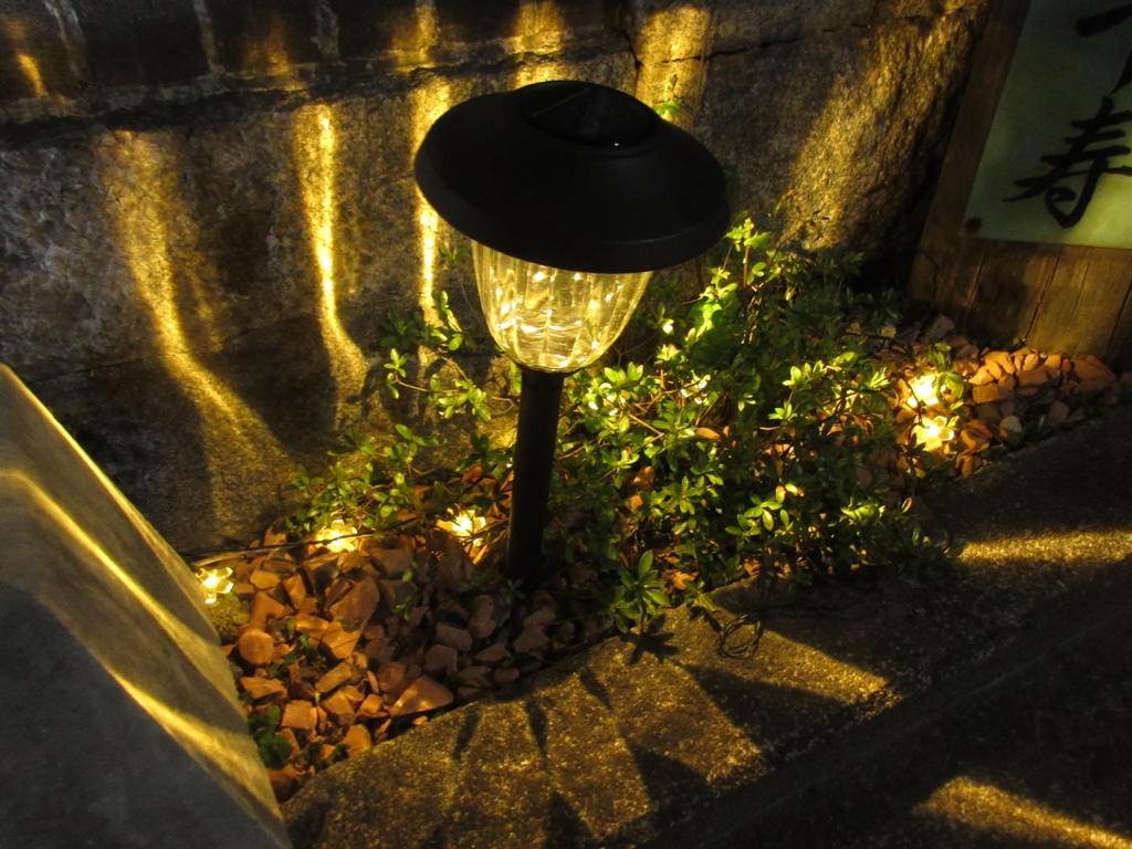 夜のユニークな明かりの街灯