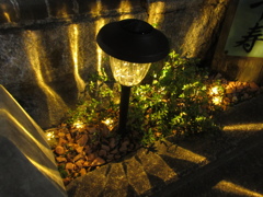 夜のユニークな明かりの街灯