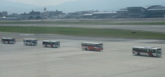 空港の誘導路に並ぶバスの列