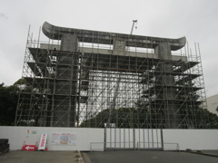 解体作業中の箱崎宮の鳥居