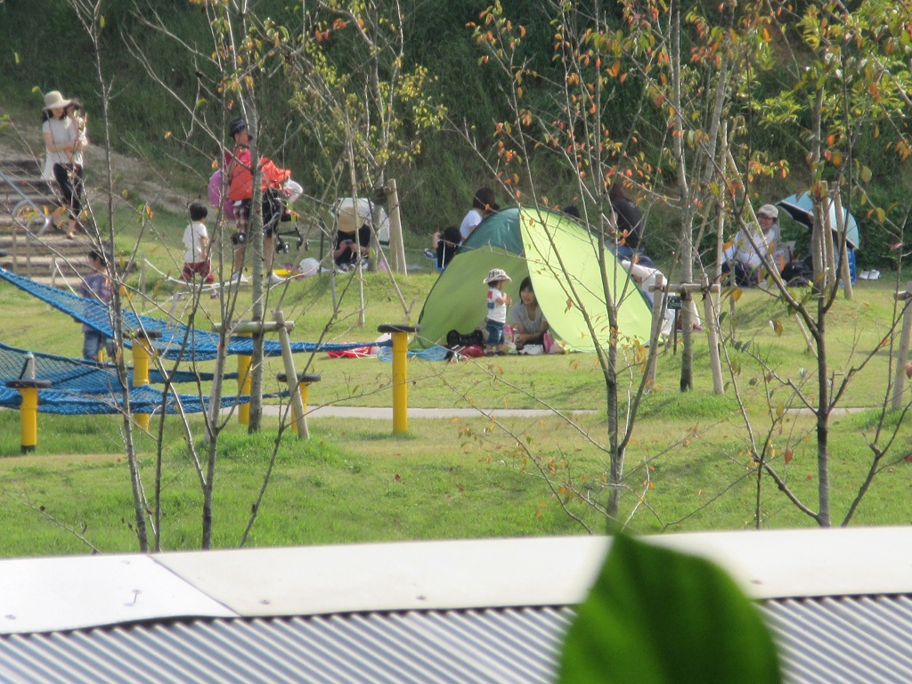 公園でテントを張ってくつろぐ親子連れ②