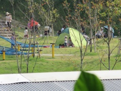 公園でテントを張ってくつろぐ親子連れ②