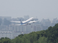 福岡の町並みをバックに離陸③
