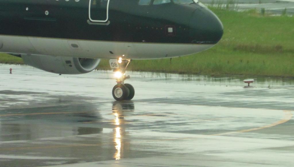 誘導路に映りこむ航空灯②