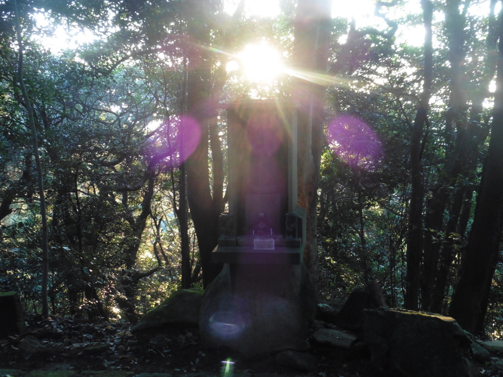 お地蔵様と朝日