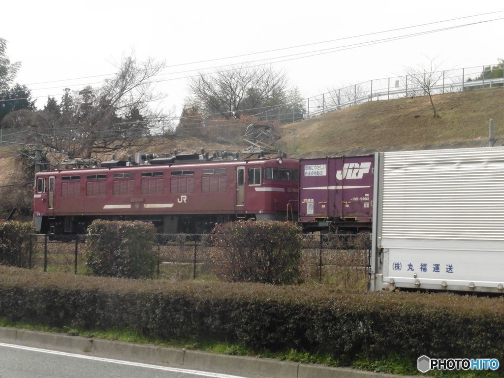 道路越に見えた貨物列車