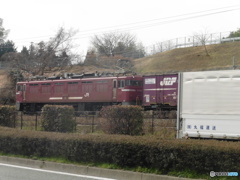 道路越に見えた貨物列車