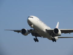 JALの777-200福岡到着