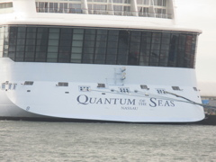 QUANTUM OF THE SEAS入港③