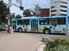 街中を走るミッキー