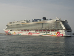 博多港にて　NORWEGIAN JOYが寄港です　①