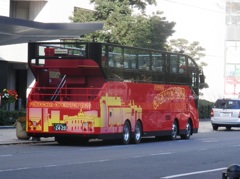 福岡市内を走るオープントップバス