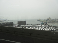 都市高速を通るバスの車内から見える博多港②