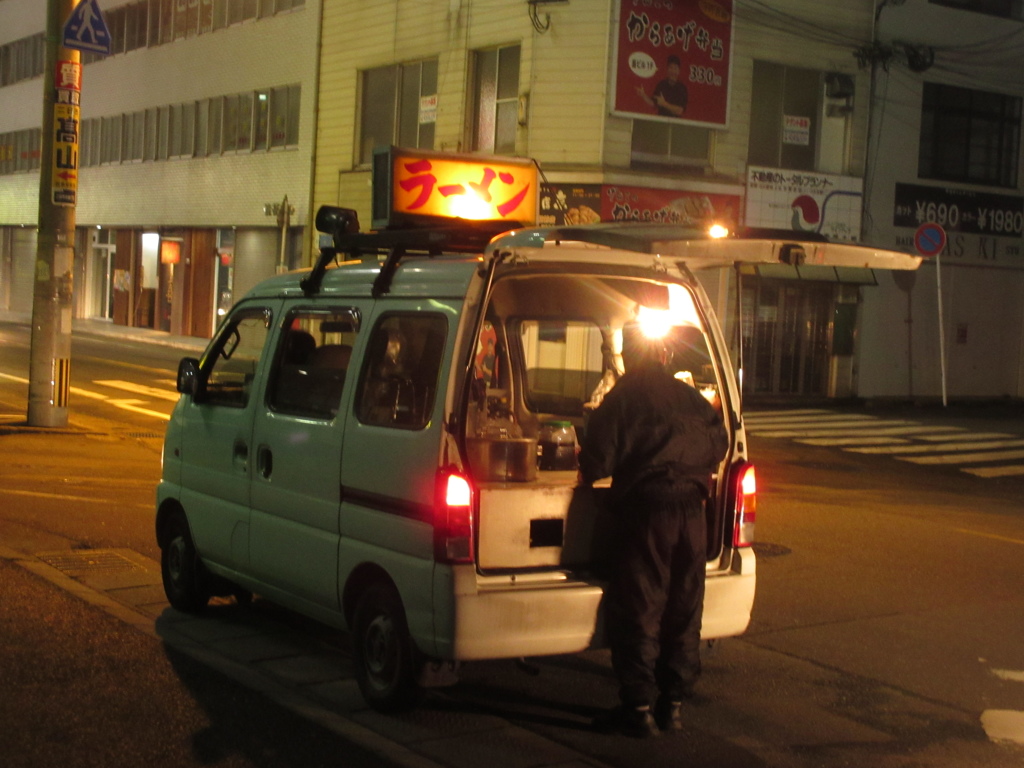 夜の太宰府の軽トラのラーメン屋