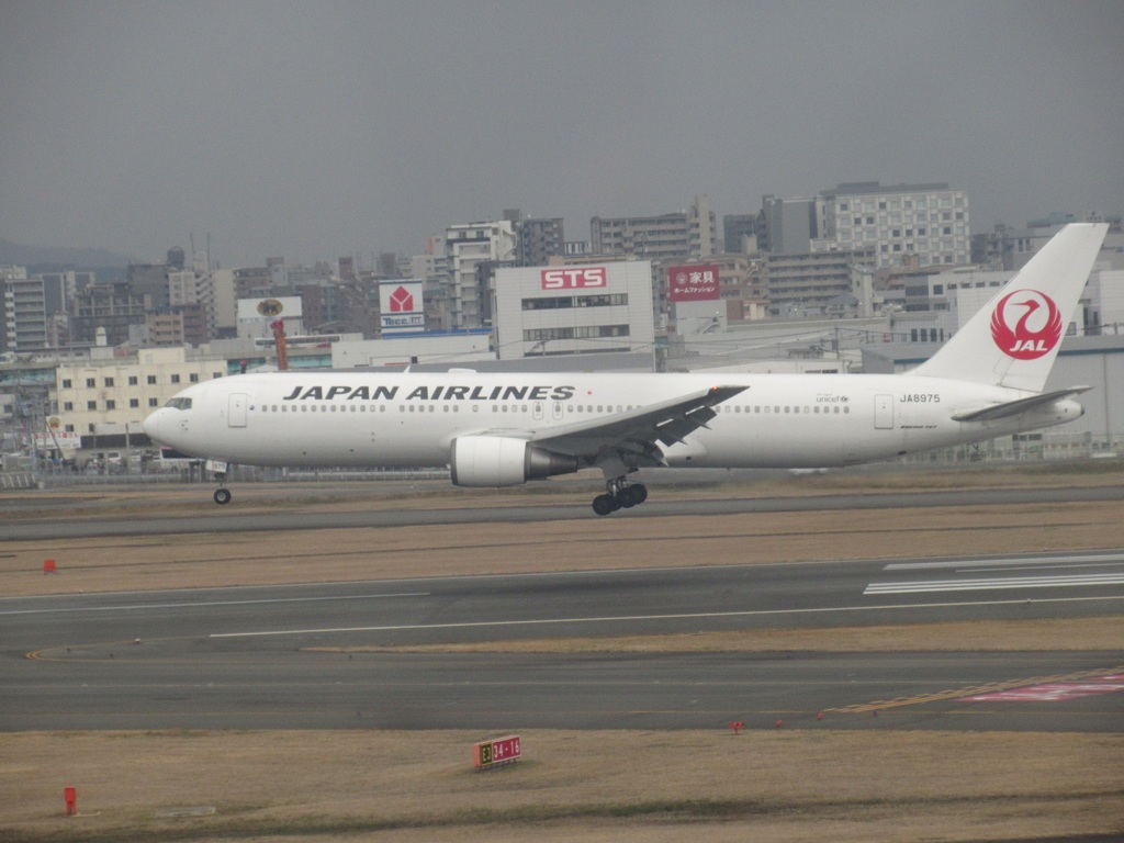 JAPAN AIRLINES  B767-300