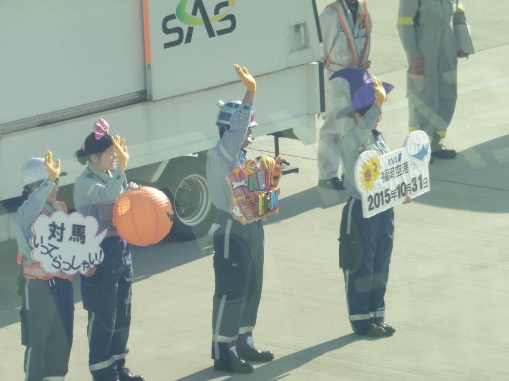 ハロウィン姿で見送る整備士さん①