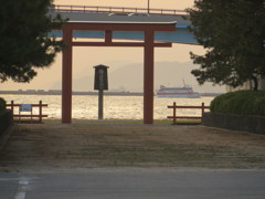 夕暮れの海と鳥居