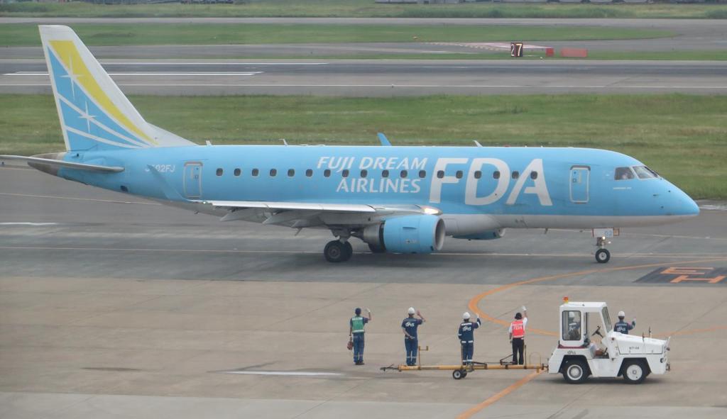 FDAを見送るスタッフ