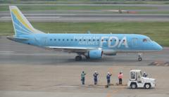 FDAを見送るスタッフ