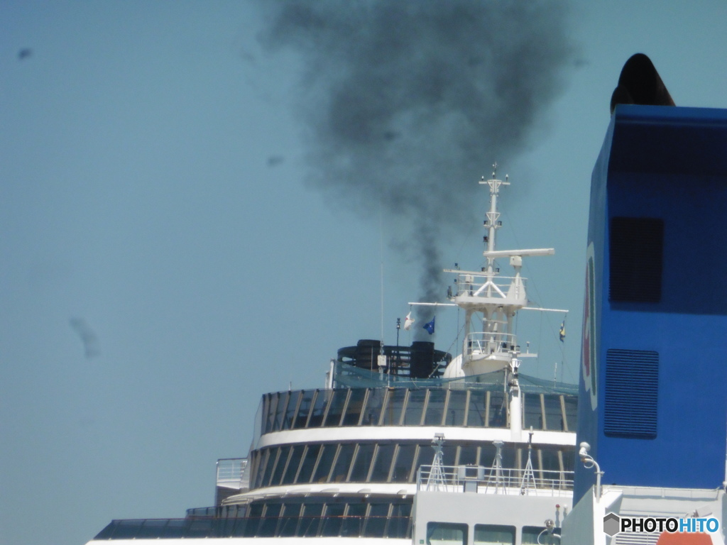 大型客船の黒い煙