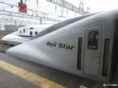 博多南駅に並ぶ700系とN700系
