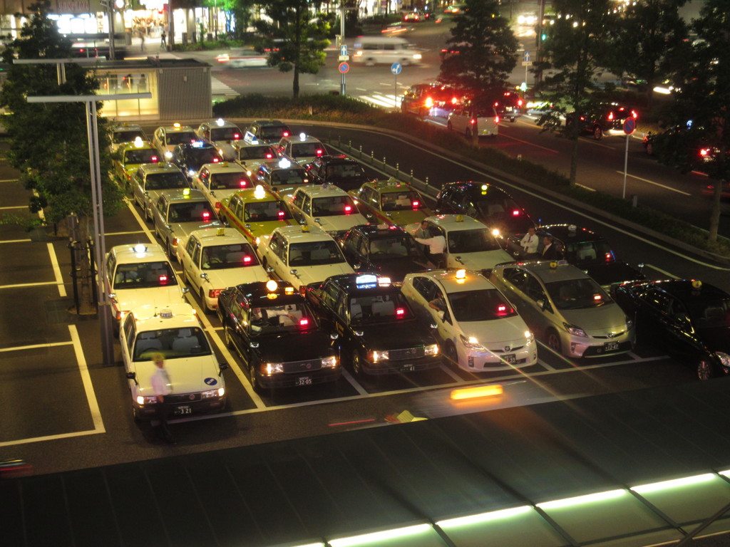 博多駅前にて待機するタクシー②