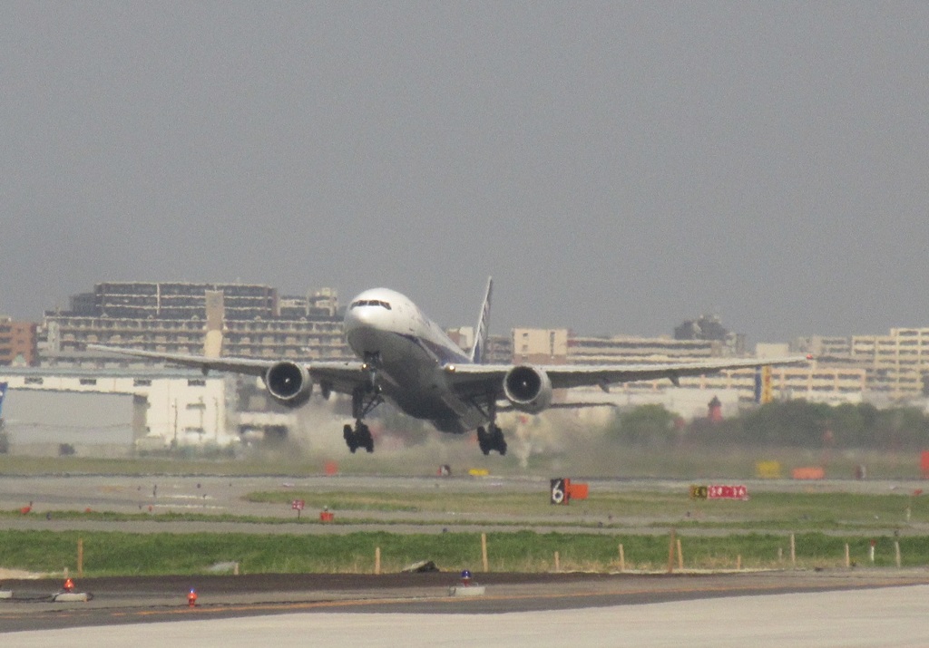 ANA  777-200の離陸エンジン噴射