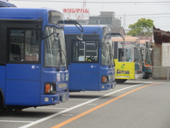 横一列のバスの並び