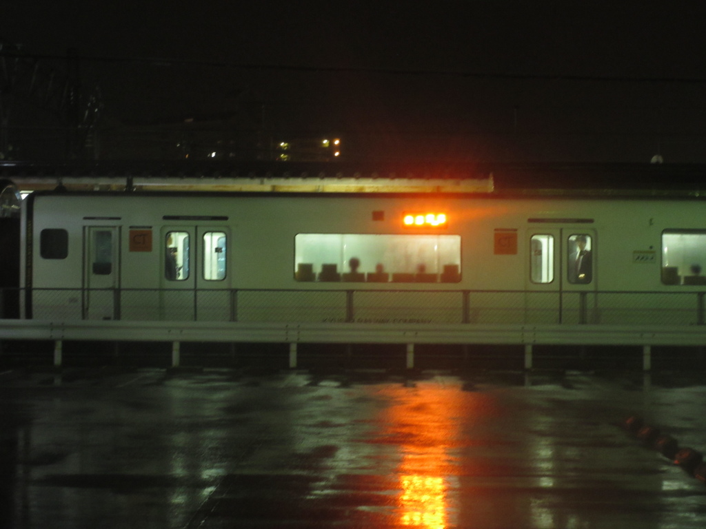 雨の暗闇の中で見える817系